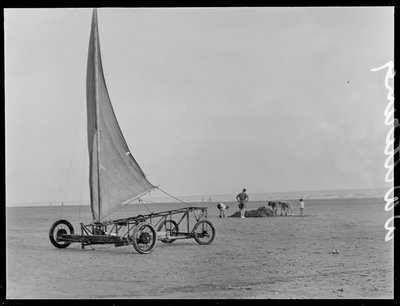 Ein Sandsegelboot am West Wittering Beach, 1930er von George R. Long