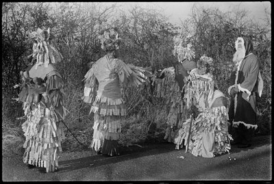 Menschen in Kostümen bei einem Mummerspiel von George R. Long