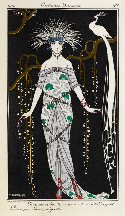 Großes Abendkleid aus Silberbrokat. Costumes Parisiens Nr. 73. Blaue Perücke, Federschmuck. Frauen in Abendkleidern mit Silberbrokat, roten Pantoffeln und blauer Perücke mit silbernem Kopfschmuck, im Hintergrund ein weißer Pfau auf einem Ast. von Georges Barbier