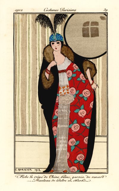 Frau im weißen Krepp-de-Chine-Kleid, Umhang aus Otter- und Stinktierfell mit Blumenmuster gefüttert, Schädelkappe mit Federn. Robe de crepe de chine blanc garnie de renard, manteau de loutre et skunks. Handkolorierte Pochoir-Radierung nach einer Illustrati von Georges Barbier