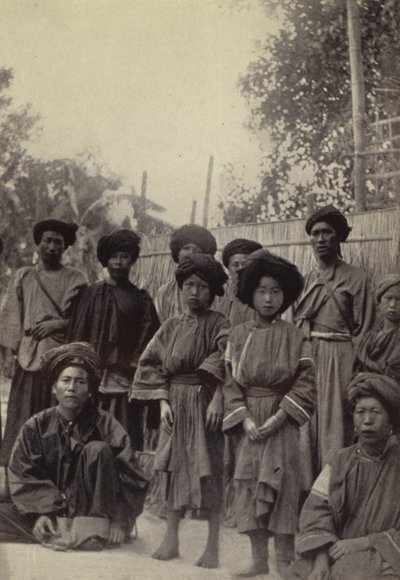 Burma: Eine Gruppe von Lihsaw-Männern und -Frauen von Georges Bertin Scott