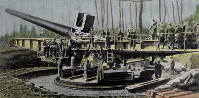 Oft mit der Big Bertha Kanone verwechselt, ist das Paris-Geschütz (Wilhelmgescutae) das geheimnisvollste der deutschen Geschütze des Ersten Weltkriegs. Kaliber 210 mm; Fluglänge 36 m; Reichweite 126 km; Gesamtgewicht 750 T; Projektilgewicht 105 kg bei 1600 von German School