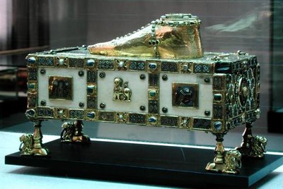 Tragbarer Altar des Heiligen Andreas, auch bekannt als Egbert-Schrein, hergestellt von der Werkstatt der Goldschmiede, die von Erzbischof Egbert von Trier gefördert wurde, ca. 980-990 von German School