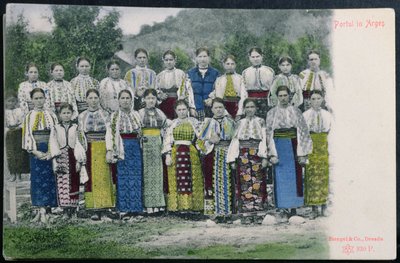 Postkarte, die traditionelle rumänische Kleidung in der Region Arges darstellt, ca. 1900-10 von German School