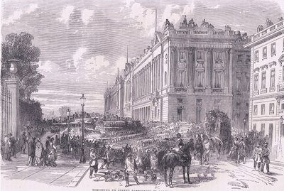 Errichtung von Straßenbarrikaden in Paris, Cassells Geschichte des Krieges zwischen Frankreich und Deutschland, veröffentlicht von Cassell and Company Limited, ca. 1890 (Lithografie) von German School