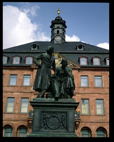 Ansicht des Neuen Rathauses und des Denkmals der Brüder Grimm von German School