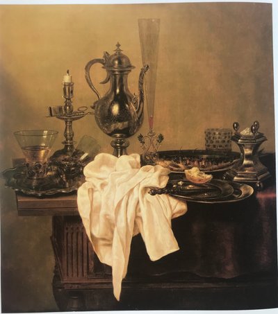 Stillleben mit Krug, Platten, Kerzenhalter, Salzfass und Glaswaren auf einem Tisch von Gerret Willemsz Heda