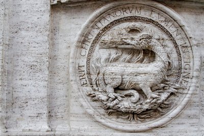 Wappen an der Fassade der Kirche St. Louis der Franzosen von Giacomo della Porta