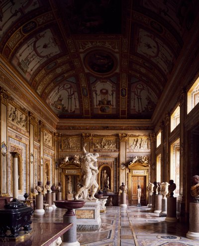Raum der Kaiser mit Raub der Proserpina im Zentrum von Gian Lorenzo Bernini