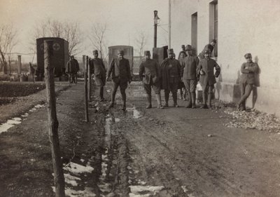 Album "Bilder des Krieges II": italienische Soldaten und Rotkreuz-Ambulanzen in Gradisca Sagrado, Gorizia, Italien (s/w Foto) von Gigliucci Gigliucci