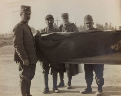 Album "Bilder des Krieges II": Italienische Soldaten tragen den Sarg eines Gefallenen des Großen Krieges (s/w Foto) von Gigliucci Gigliucci