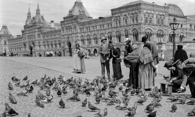 Taubenfütterung auf dem Roten Platz, obere Handelsreihen im Hintergrund von Gilbert H. Grosvenor