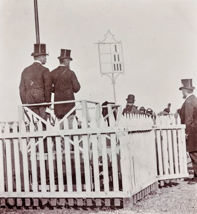 Zuschauer auf der Rennbahn im Cascine Park: Max Stiozzi Marquis, Marquis Malaspina Azzolino, Arnaldo Pozzolini und der Abgeordnete Marquis Torrigiani von Giorgio Enrico (attr.to) Levi