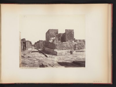 Gezicht op de Tempio della Fortuna Augusta te Pompeï, Italië von Giorgio Sommer