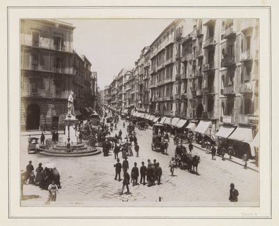 Ansicht der Via Roma in Neapel mit einer Statue, Geschäften, Pferdekutschen und Passanten von Giorgio Sommer