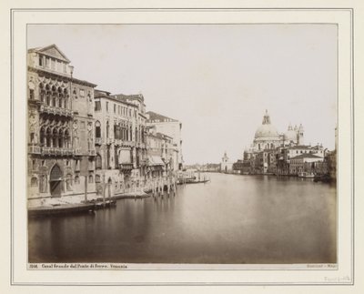 Blick auf den Canal Grande in Venedig mit Santa Maria della Salute auf der rechten Seite von Giorgio Sommer
