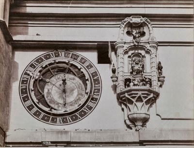 Das Quadrant des Uhrturms in Bern, von Kaspar Brunnen (1527-1530). Neben der astronomischen Uhr ein Kiosk mit Statuetten, die vier Minuten vor dem Stundenschlag vom Uhrwerk bewegt werden von Giorgio Sommer