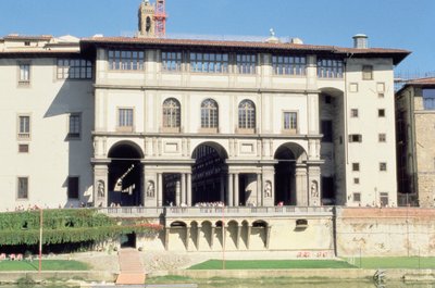Fassade der Uffizien-Galerie am Arno von Giorgio Vasari