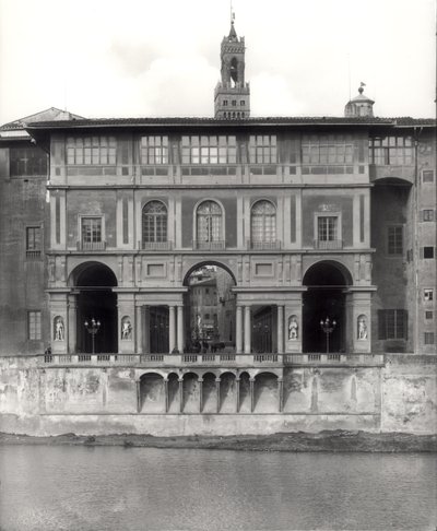 Fassade der Uffizien-Galerie am Lungarno Torrigiani von Giorgio Vasari