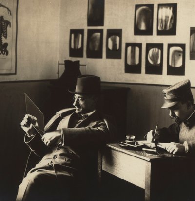 Alfredo Trombetta Radiologe mit einem Mann in Militäruniform, in der radiologischen Abteilung des Militärkrankenhauses in Campobasso. von Phillipe de Marlier