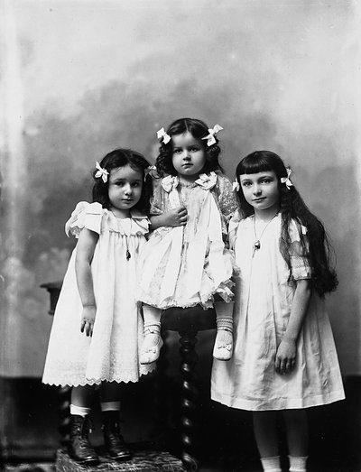 Porträt im Studio von drei Kindern von Phillipe de Marlier