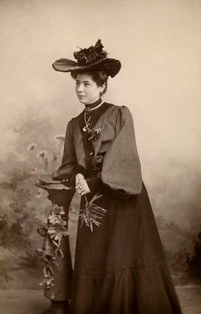 Porträt einer eleganten Dame mit Hut von Phillipe de Marlier
