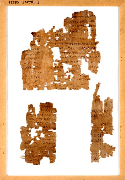 Drei Fragmente von nicht zusammenhängendem Papyrus in einem Rahmen montiert von Greek