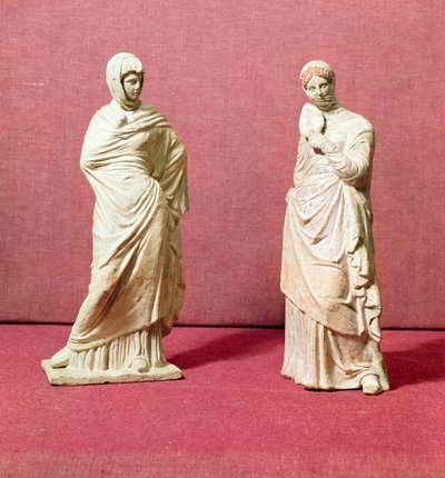 Zwei Statuen stehender Frauen, aus Tanagra, ca. 350 v. Chr. von Greek School