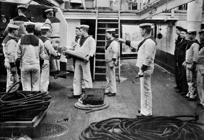 Beim Drill mit einer 6-Zoll-Schnellfeuerkanone an Bord des Schlachtschiffs HMS Resolution, 1896 von Gregory and Co