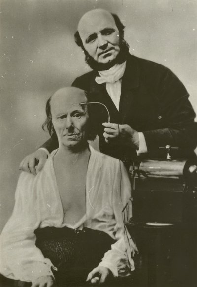 Französischer Neurologe Duchenne de Boulogne benutzt sein Elektrophysiologie-Apparat an einem alten Mann von Guillaume Benjamin Armand Duchenne de Boulogne