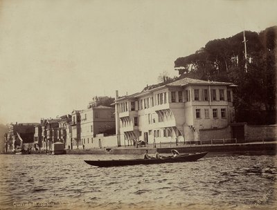 Gebäude entlang der Bucht von Tarabya, am Marmarameer, Türkei von Guillaume Berggren