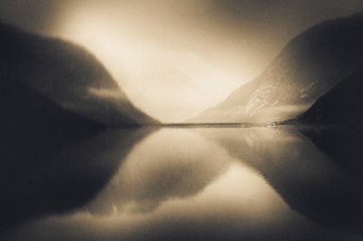 Nebliger Fjord-Reflexion von Gustav Davidsson