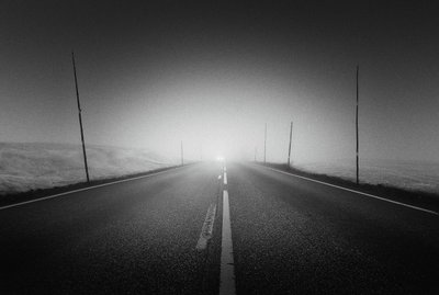 Geheimnisvolle neblige Straße von Gustav Davidsson