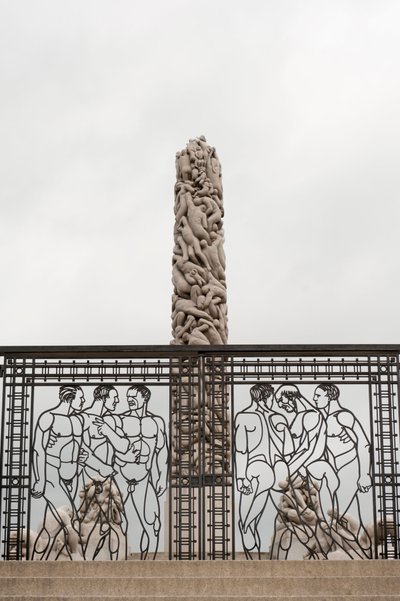 Schmiedeeiserne Tore „Nackte Männer“ und der „Monolith der Menschen“ aus Granit im Frognerpark, Oslo, Norwegen (Foto) von Gustav Vigeland
