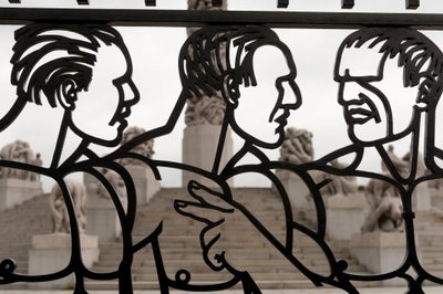 Schmiedeeiserne Tore mit nackten Männerfiguren, Skulptur im Frognerpark, Oslo, Norwegen (Eisen) von Gustav Vigeland