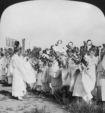 Shinto-Priester in einer Trauerprozession für Hitachi Maru-Opfer, Tokio, Japan, 1905 von H. C. White