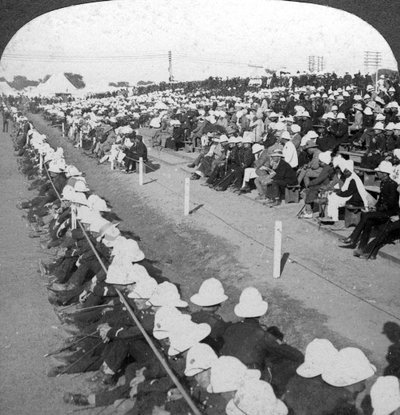 Beobachtung eines Fußballspiels zwischen den Lancashire Fusiliers und Border Regimentern, Delhi, 1910er von H. D. Girdwood