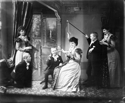 Hannah Maynard und ihr Enkel Maynard McDonald in mehreren Posen in einem Kompositfoto, ca. 1895 von Hannah Maynard