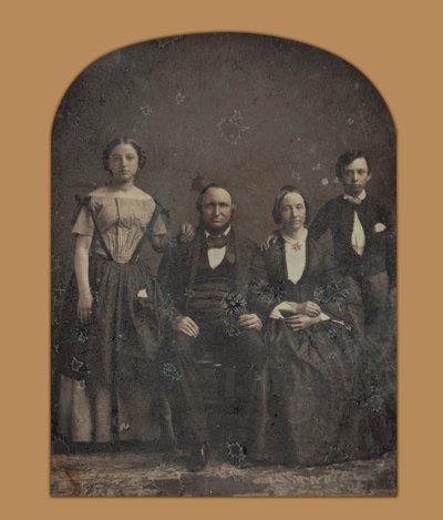 Gruppenporträt einer unbekannten Familie von Harrison and Hill