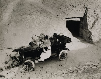 Lord Carnarvons erster Besuch im Tal der Könige: Lord Carnarvon (1866-1923) und Gesellschaft in einem Auto von Harry Burton