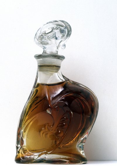 Weiße geformte Glasflasche, geschaffen für die Ausstellung Universelle de Paris im Jahr 1900 von Hector Guimard. Internationales Parfümeriemuseum von Grasse von Hector Guimard