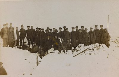 Erster Weltkrieg: die Ukraine in den Jahren 1914-1916 während der Invasion der deutschen Armee. Gruppe von Soldaten von Heldenfriedhof Dsessentniki (attr. to)