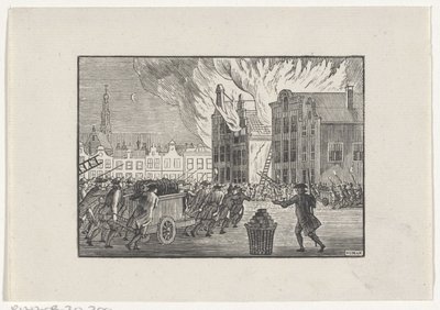 Feuerwehrleute eilen zu einem brennenden Haus auf einem Marktplatz von Hendrik Numan