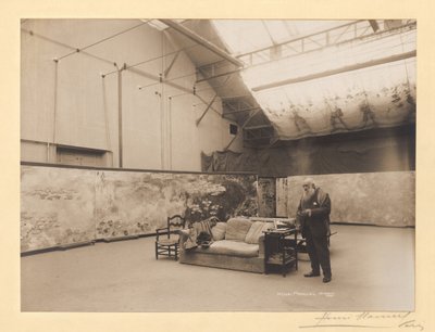 Claude Monet (1840-1926) vor seinen Gemälden 