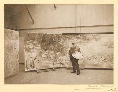 Claude Monet (1840-1926) vor seinen Gemälden 