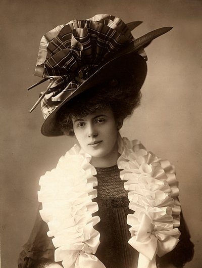 Nahaufnahme einer jungen Frau in Kleidung aus dem frühen 20. Jahrhundert von Henri Manuel