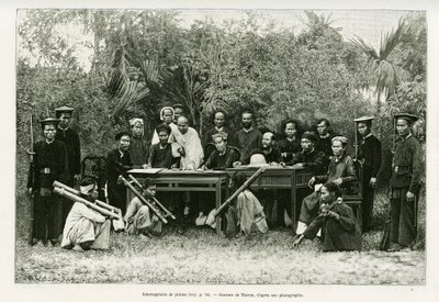 Verhör von Piraten. Gravur von Thiriat, nach einem Foto, zur Illustration der Geschichte „Dreißig Monate in Tonkin“ 1884, von Doktor Hocquard, in Le Tour du monde 1889, herausgegeben von Edouard Charton (1807-1890), Hachette, Paris. von Henri Thiriat