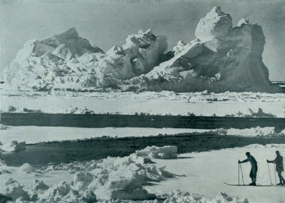 Ein Eisberg bricht im Packeis auseinander, um 1910-1913, 1913 von Herbert Ponting