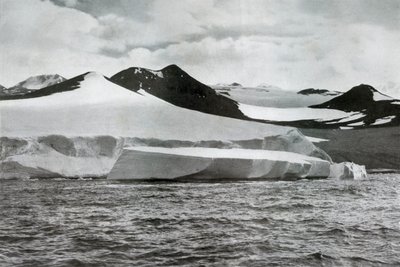 Ein Gletscher kalbt am Kap Crozier, um 1911 von Herbert Ponting