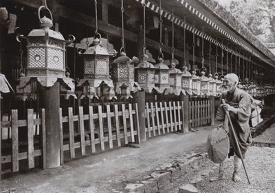Ein Pilger am Kasuga-Tempel, Nara von Herbert Ponting